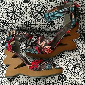 Rogue shoes sandals sz 9